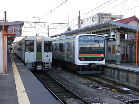 キハ110系と209系(高麗川駅)