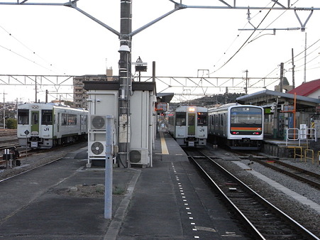 キハ110系と209系(高麗川駅)