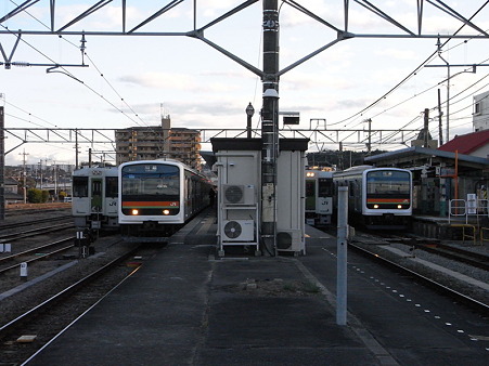キハ110系と209系(高麗川駅)