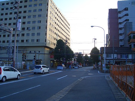 雑餉隈駅近くの踏切(2)