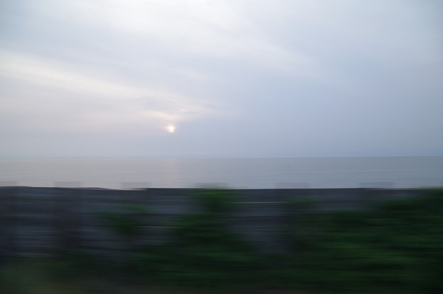 s7090_車窓_日本海の夕陽