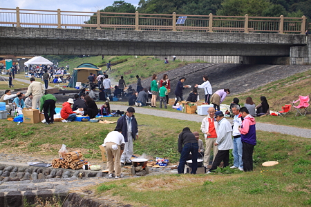 馬見ヶ崎河畔　芋煮会風景