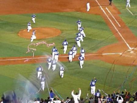 111018-ハマスタ 優勝の歓喜 (3)