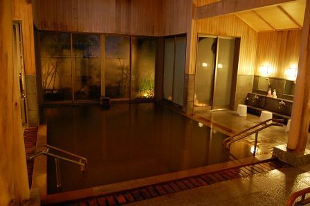 天井は高く、昼間は窓から日が差し込む