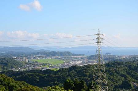 山から海を