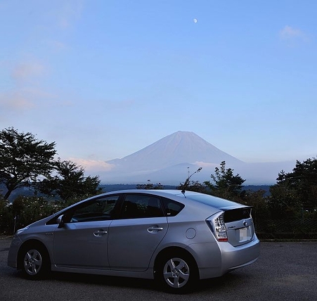 精進湖の月と共に