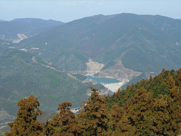 米の山展望台から見た鳴淵ダム